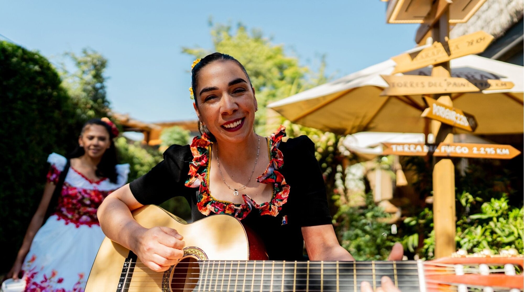 Retrato de uma huasa tocando violão em um evento folclórico de cueca no Chile
