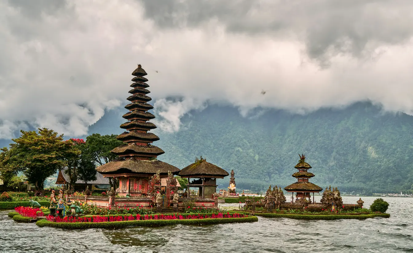 Templo Ulun Danu Bratan, situado a orillas del lago volcánico de Bratan, para ilustrar cómo viajar a Bali.