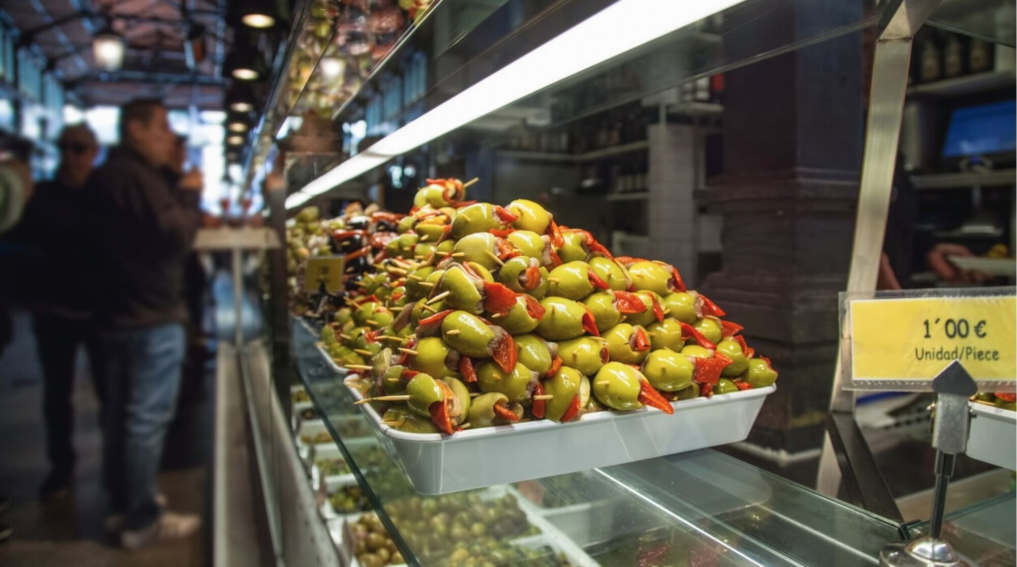 Mostrador con tapas y pinchos en el Mercado de San Miguel de Madrid