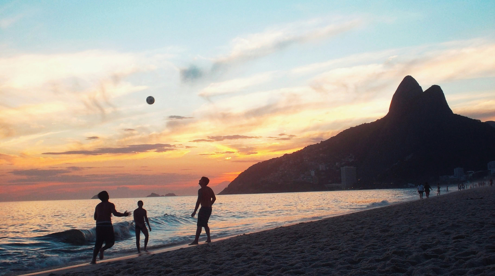 Menschen in Brasilien am Strand