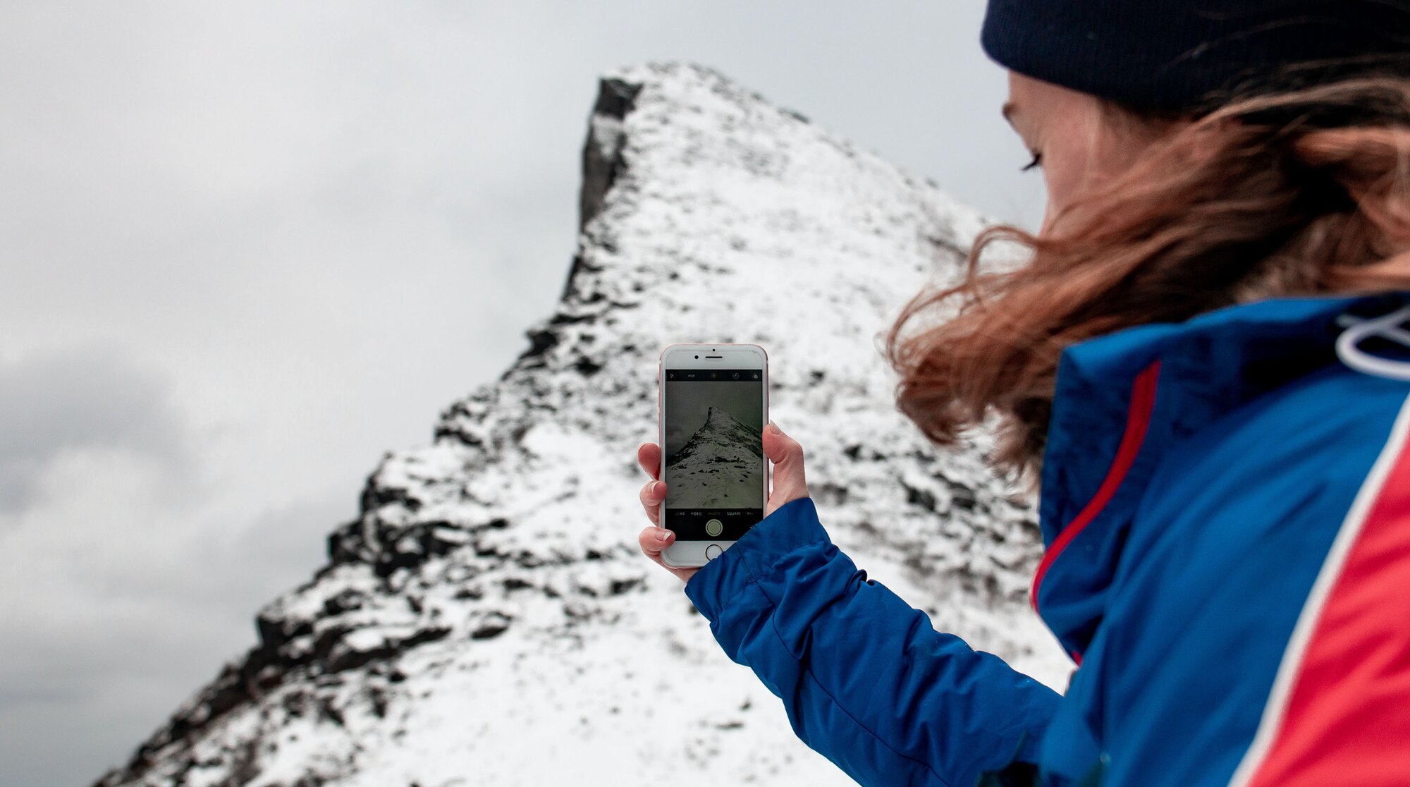 người phụ nữ chụp ảnh trên đỉnh núi ở dãy núi Alps của Thụy Sĩ