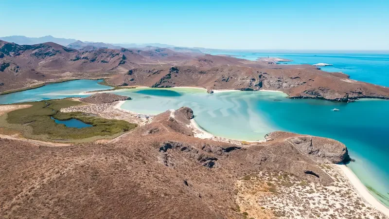 Agua turquesa y arena blanca en Playa Balandra, una de las mejores playas de México.