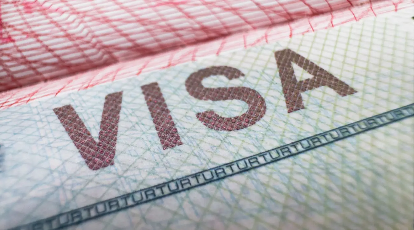 Visa tanzanien apposé dans un passeport pour entrer à Zanzibar