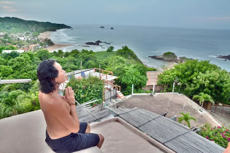 Persona en un rooftop con vista al océano Pacífico en la costa de Oaxaca durante Semana Santa