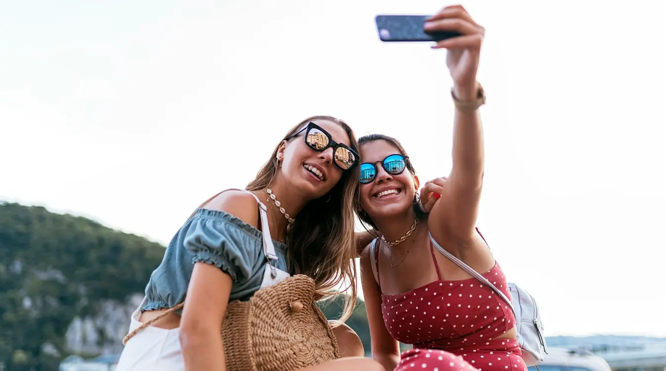 Due amiche si fanno un selfie durante un addio al nubilato all’estero