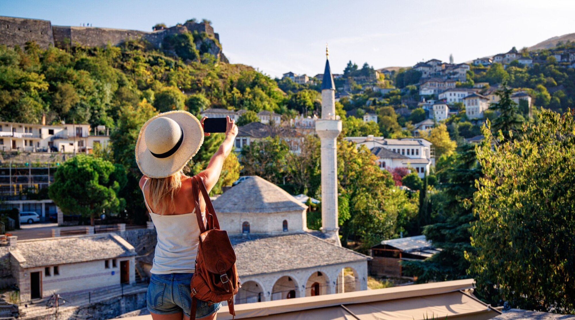 touriste avec son telephone en albanie