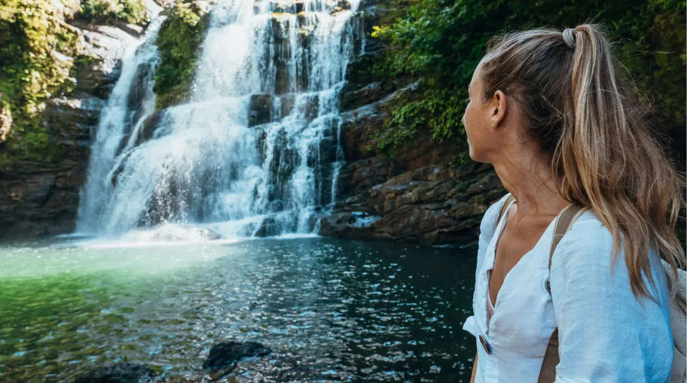 Femme qui observe une cascade au Costa Rica.