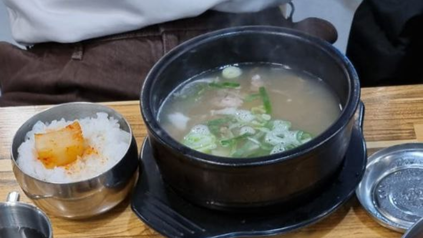 A bowl of Seolleongtang (설렁탕) at Oegojip Seolleongtang (외고집설렁탕)