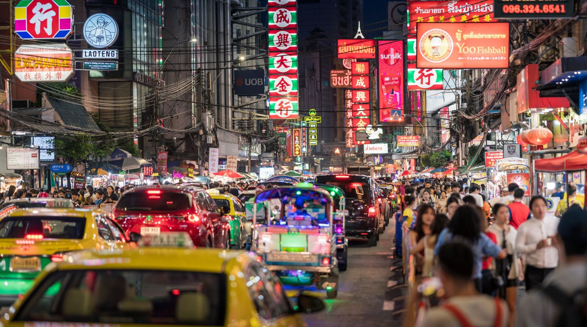 Eine befahrene Straße in bangkokg in Thailand, auf der potentielle Gefahren für Touristen lauern