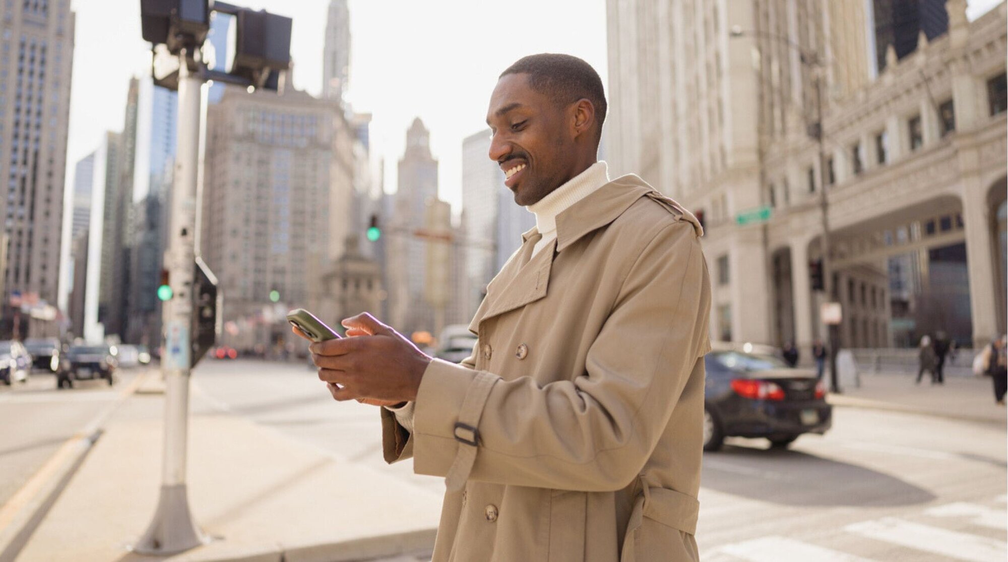 homem usando celular em cenário urbano