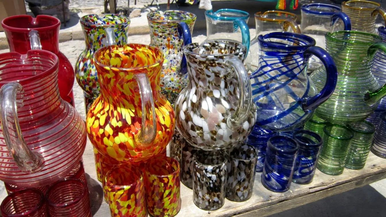Jarras y piezas de vidrio soplado a la venta en Tonalá, Jalisco, una zona auténtica para comprar artesanía local.