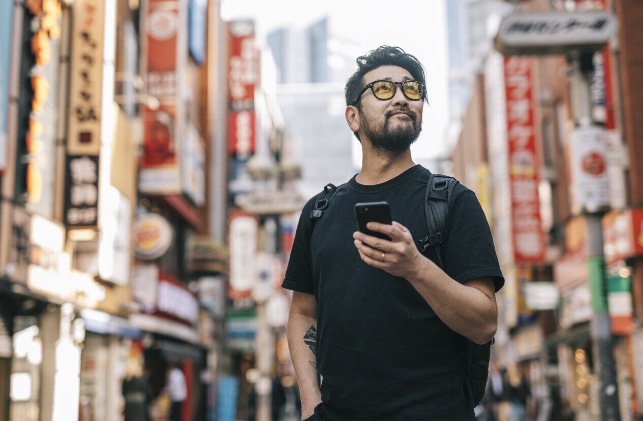 Tourist mit Internet in Japan
