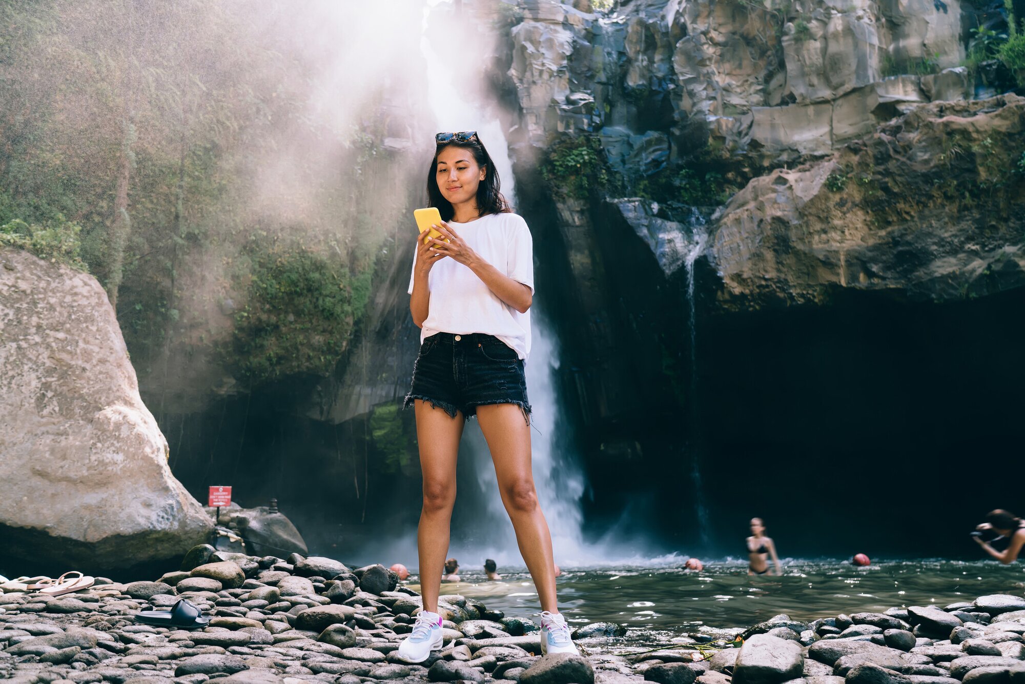 Frau mit der besten eSIM für Indonesien