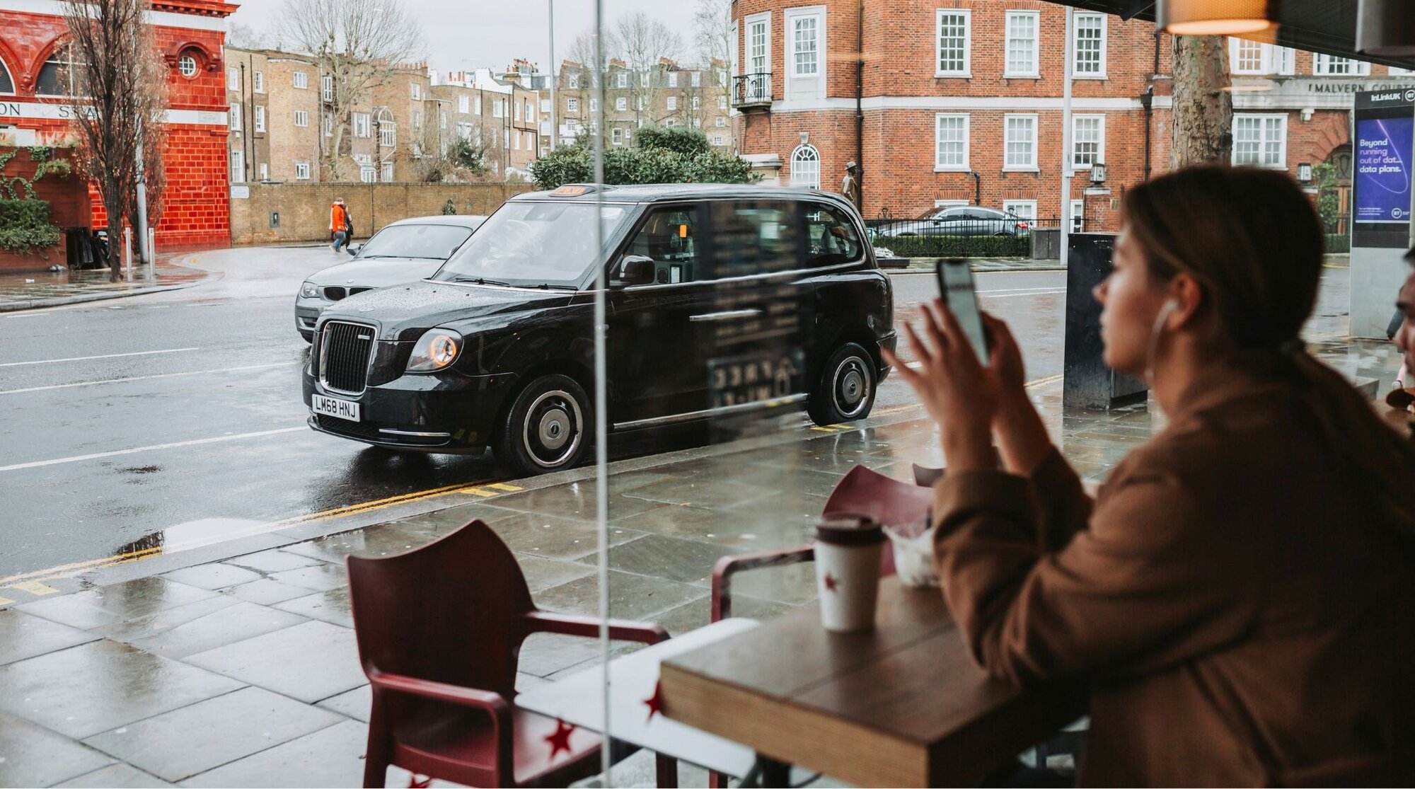personne au café attendant un rendez-vous, consultant la localisation sur son telephone