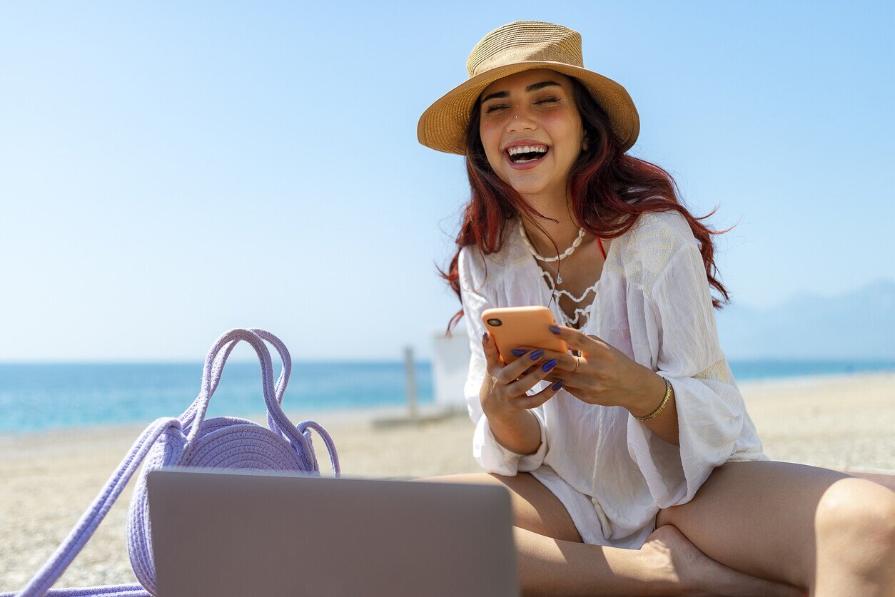 Frau mit eSIM in der Türkei