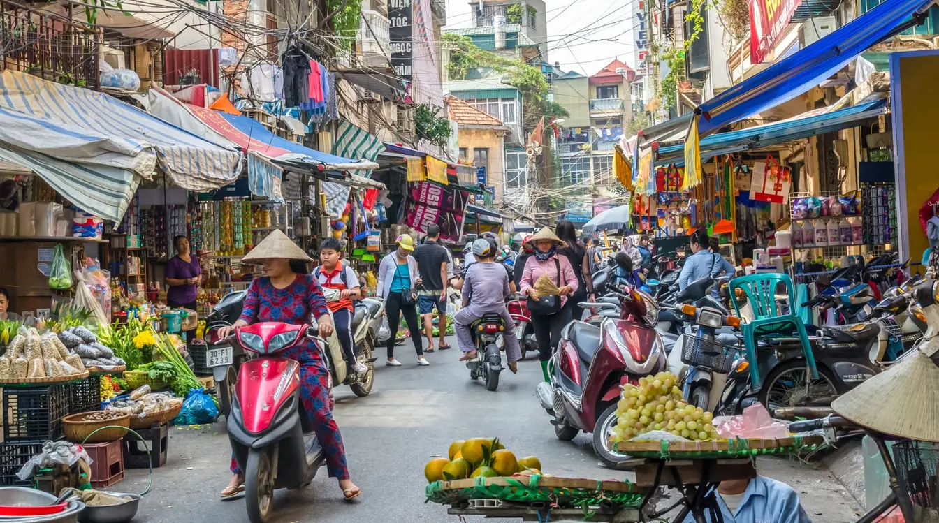 Der Markt in Hanoi an einem belebten Tag voller Menschen