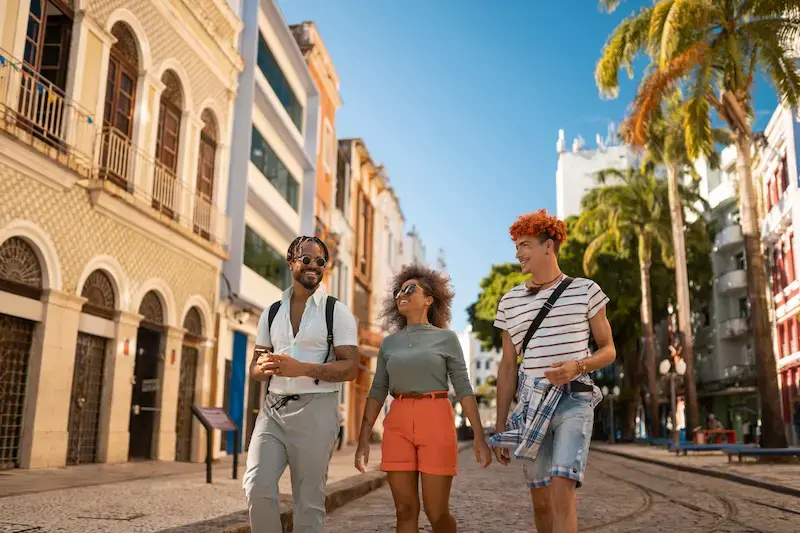 Grupo de viajeros caminando por una calle histórica en Recife, Brasil.