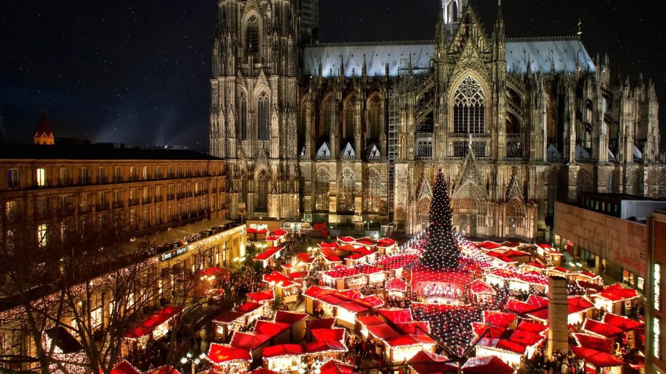 Marché de Noël à Cologne devant la cathédrale illuminée