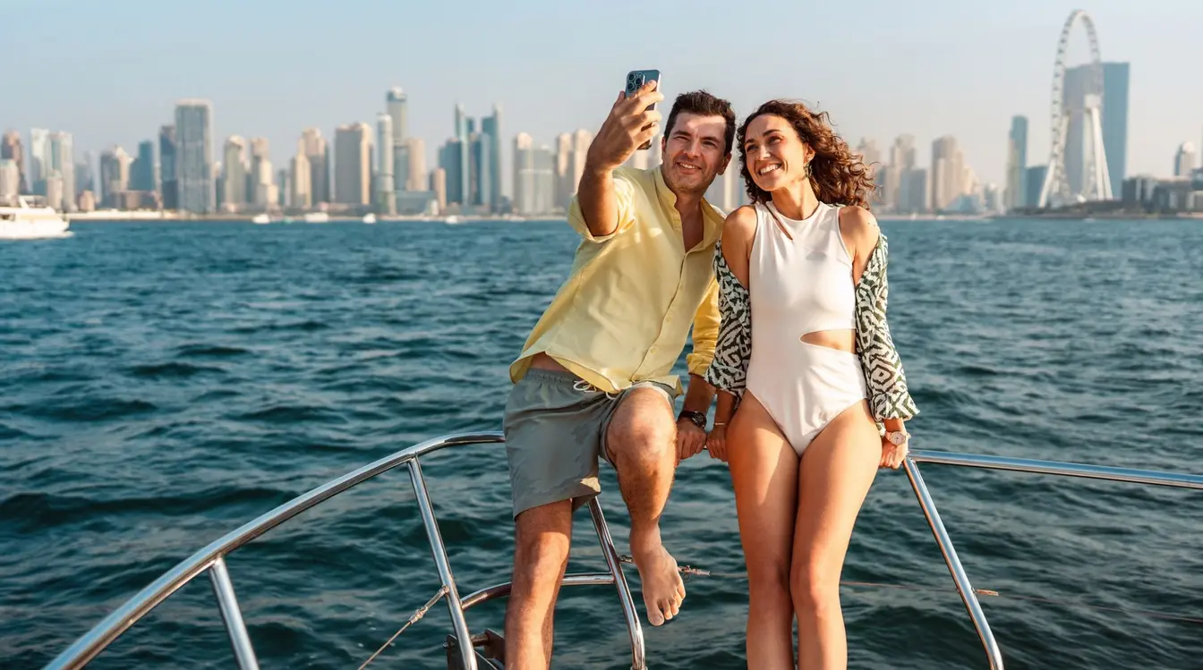 Couple prenant un selfie sur un yacht dans la marina de Dubaï