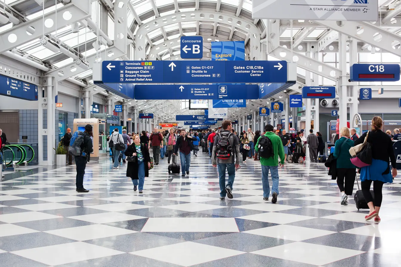 Varios pasajeros caminando en el Aeropuerto Internacional O'Hare de Chicago, Estados Unidos.