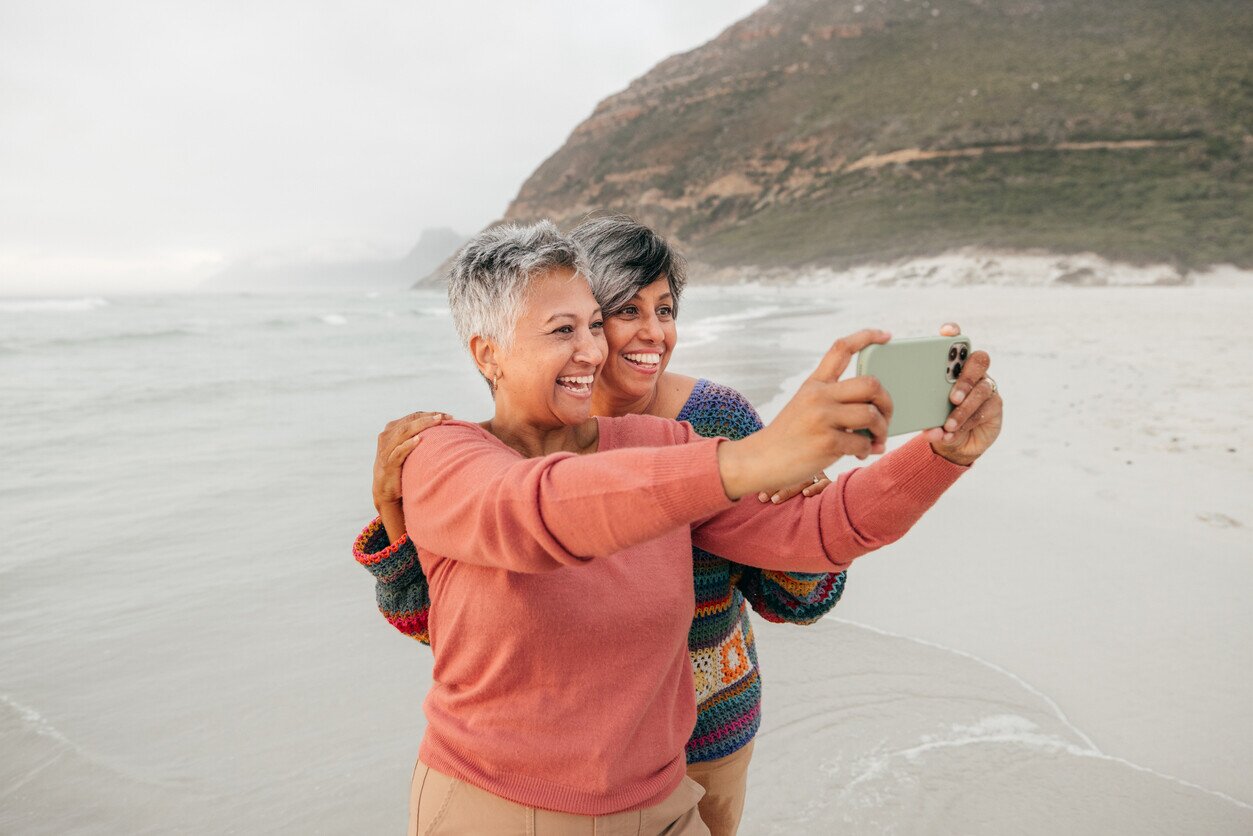 Frauen am Strand mit eSIM in Südafrika