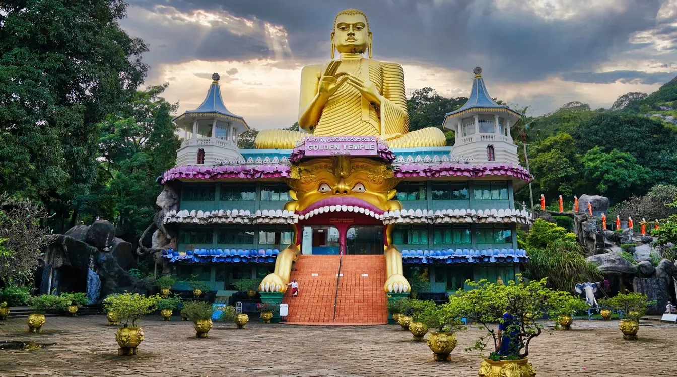 Grande statue de Bouddha au temple d’Or de Dambulla au Sri Lanka.