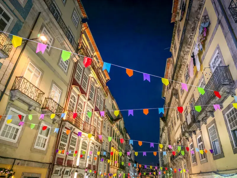 Rues de porto décorées de banderoles colorées pour la festa de São João