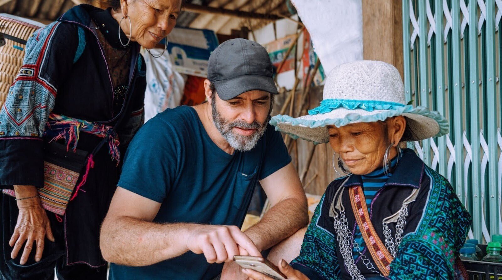 touriste utilisant une eSIM Airalo au Vietnam pour communiquer avec des locaux
