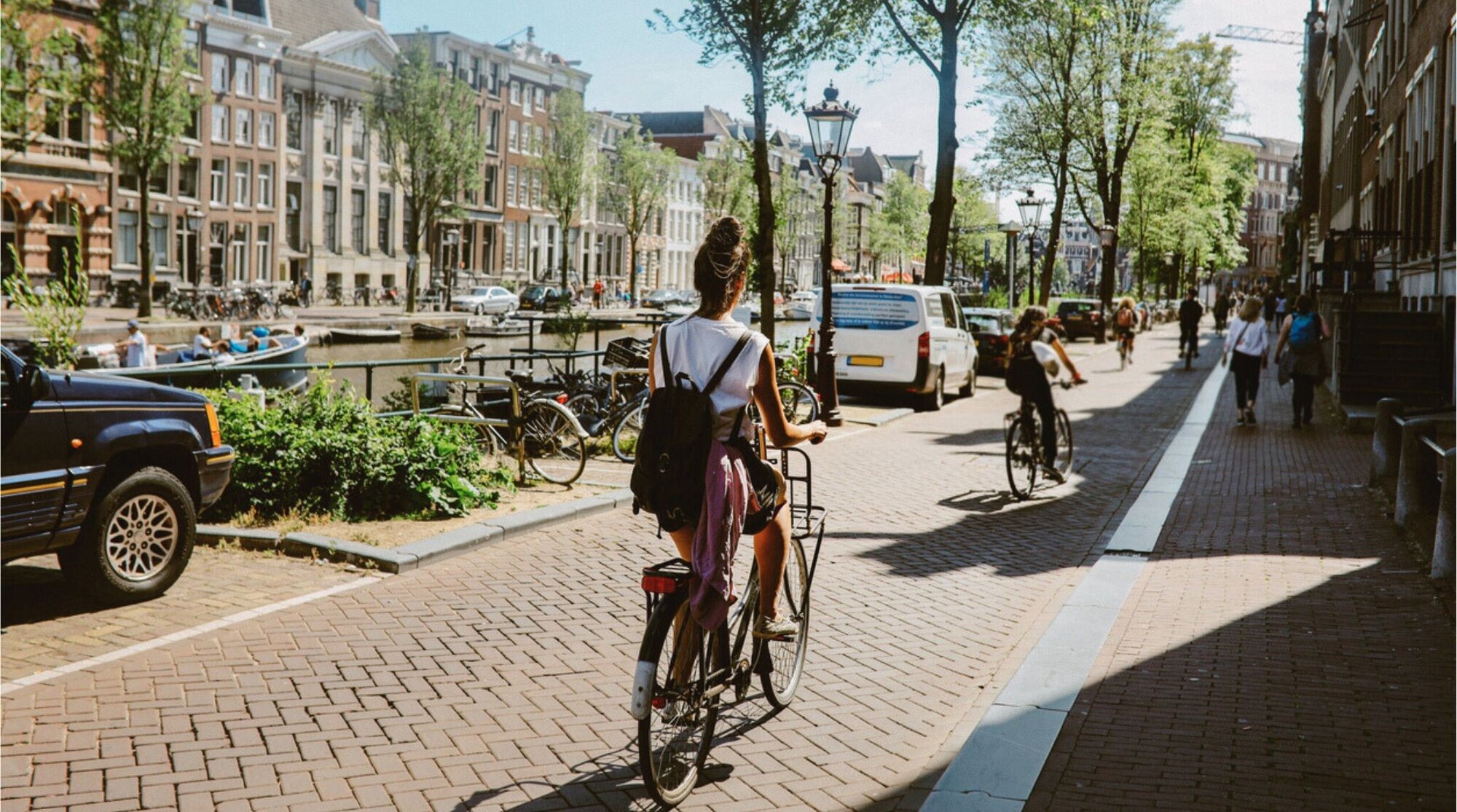 Canais de Amsterdã com bicicletas e prédios históricos.