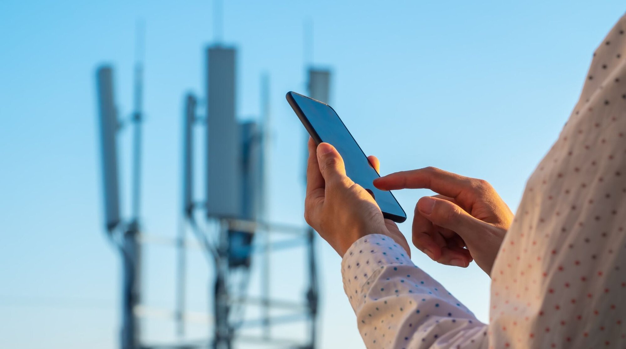 personne cherchant le signal reseau LTE sur son telephone