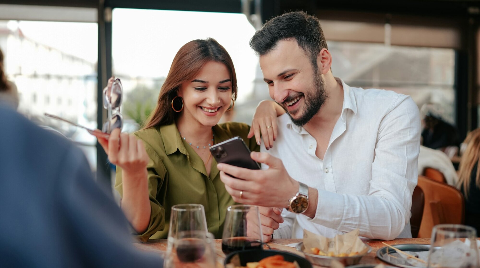 Couple en train de choisir un forfait eSIM pour le voyage au Japon