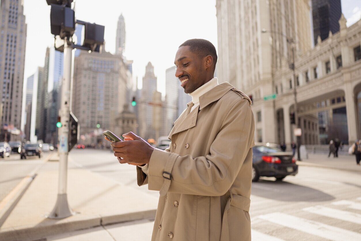 Mann mit Internet in den USA mit deutschem Handy