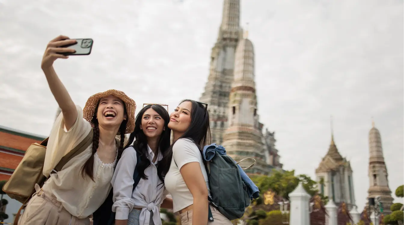 Voyageurs visitant le temple Wat Arun à Bangkok en Thaïlande.