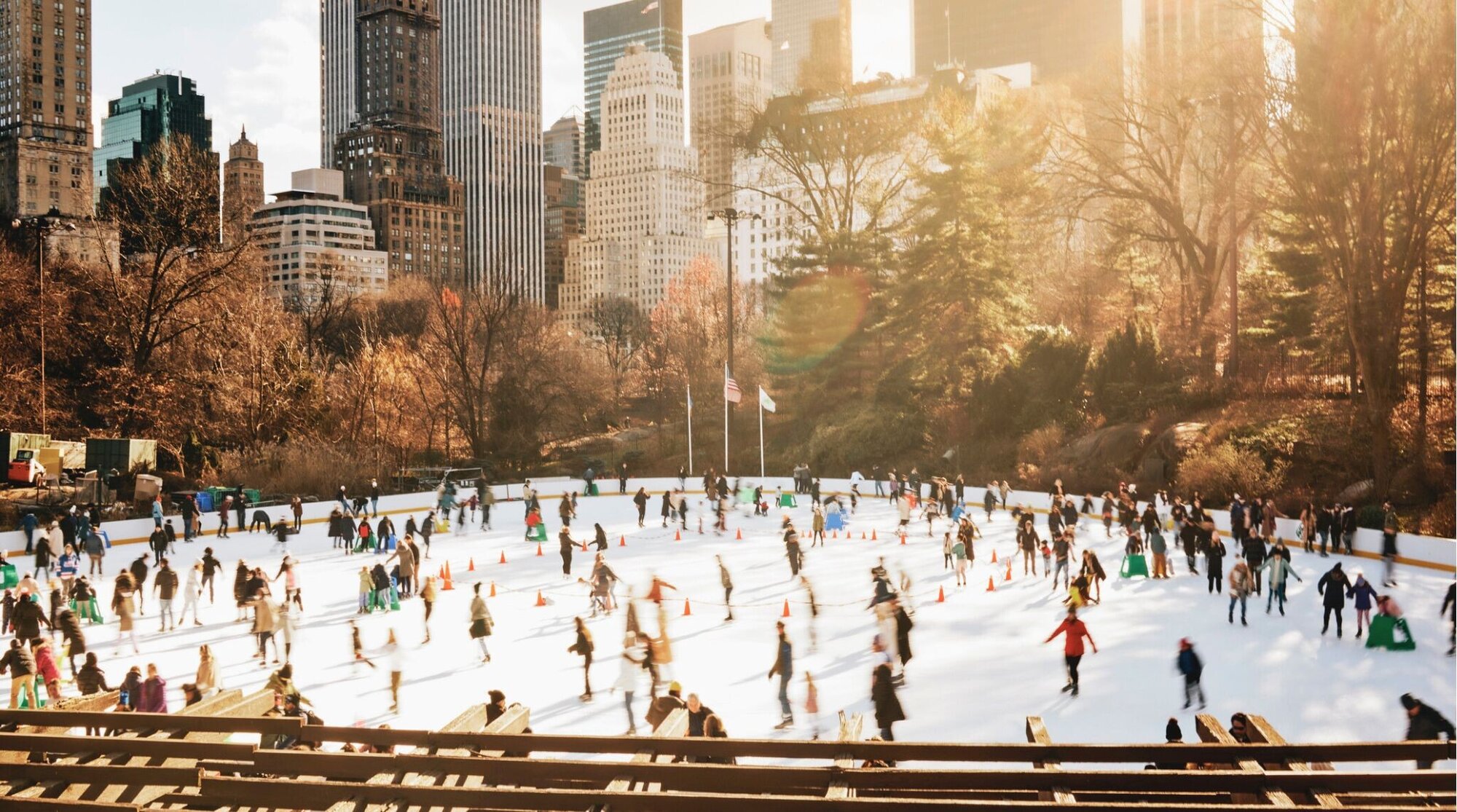 Para onde viajar no Natal: Nova York. Vista aérea do Central Park em Nova York durante o inverno com vários patinadores no gelo.