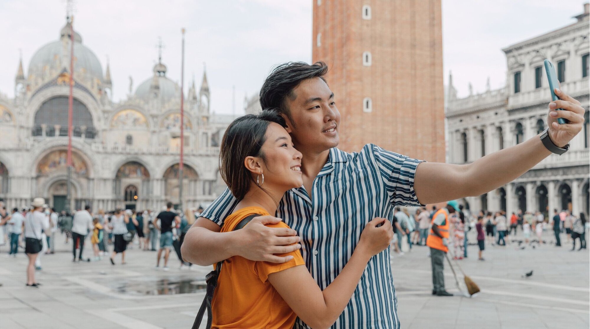 Casal tirando selfie na Piazza de San Marco em Veneza.