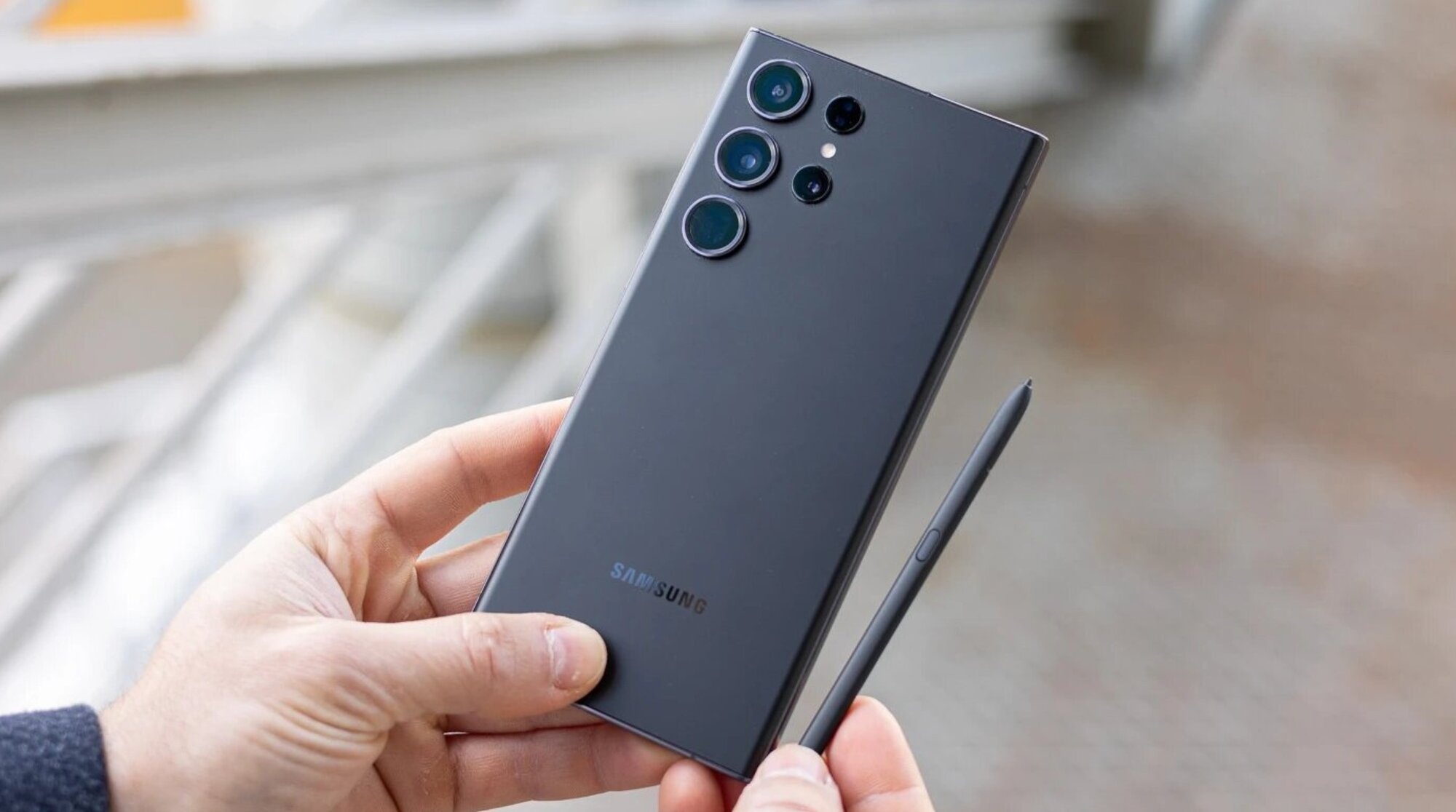 יד מחזיקה סמסונג גלקסי S23 Ultra בשחור ועט S