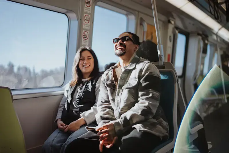 Pareja viajando en el metro de San Francisco durante un trayecto urbano en Estados Unidos.