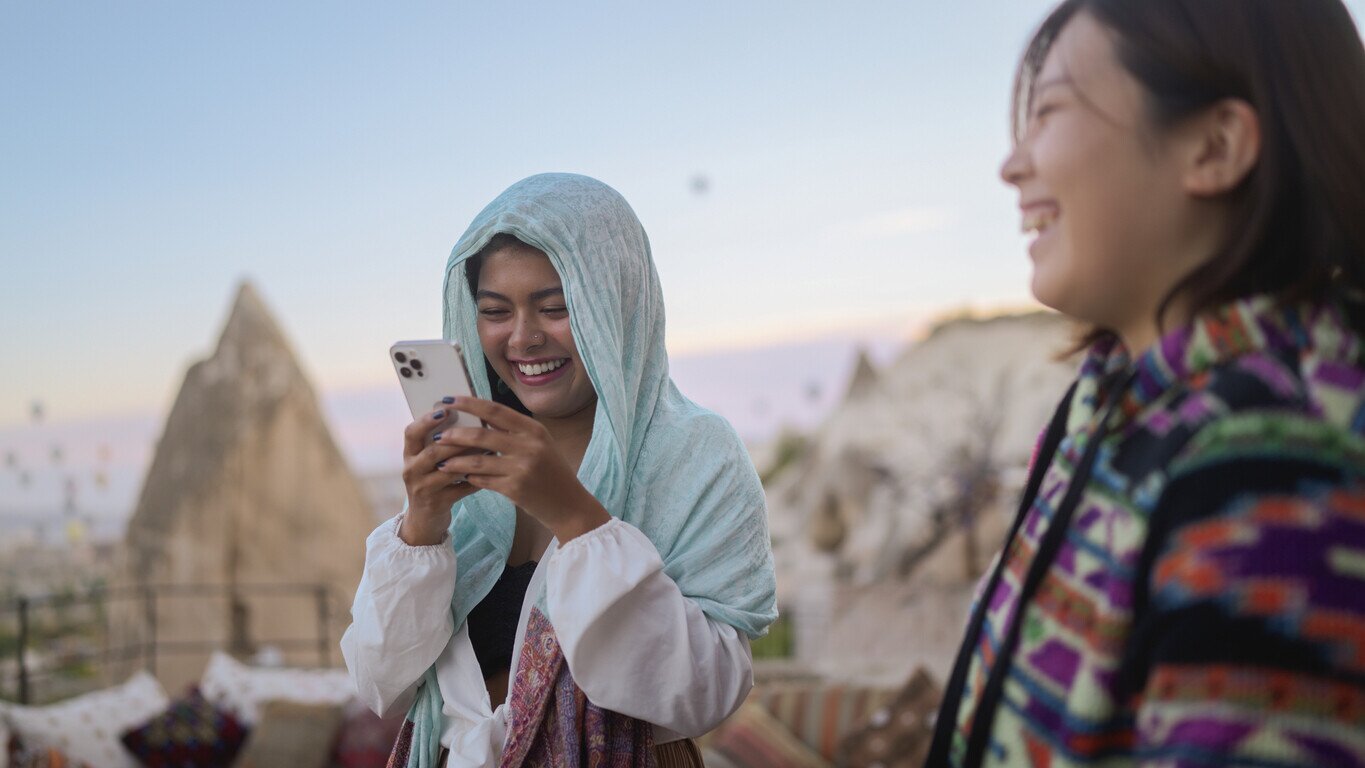 Zwei Frauen bei Roaming in der Türkei