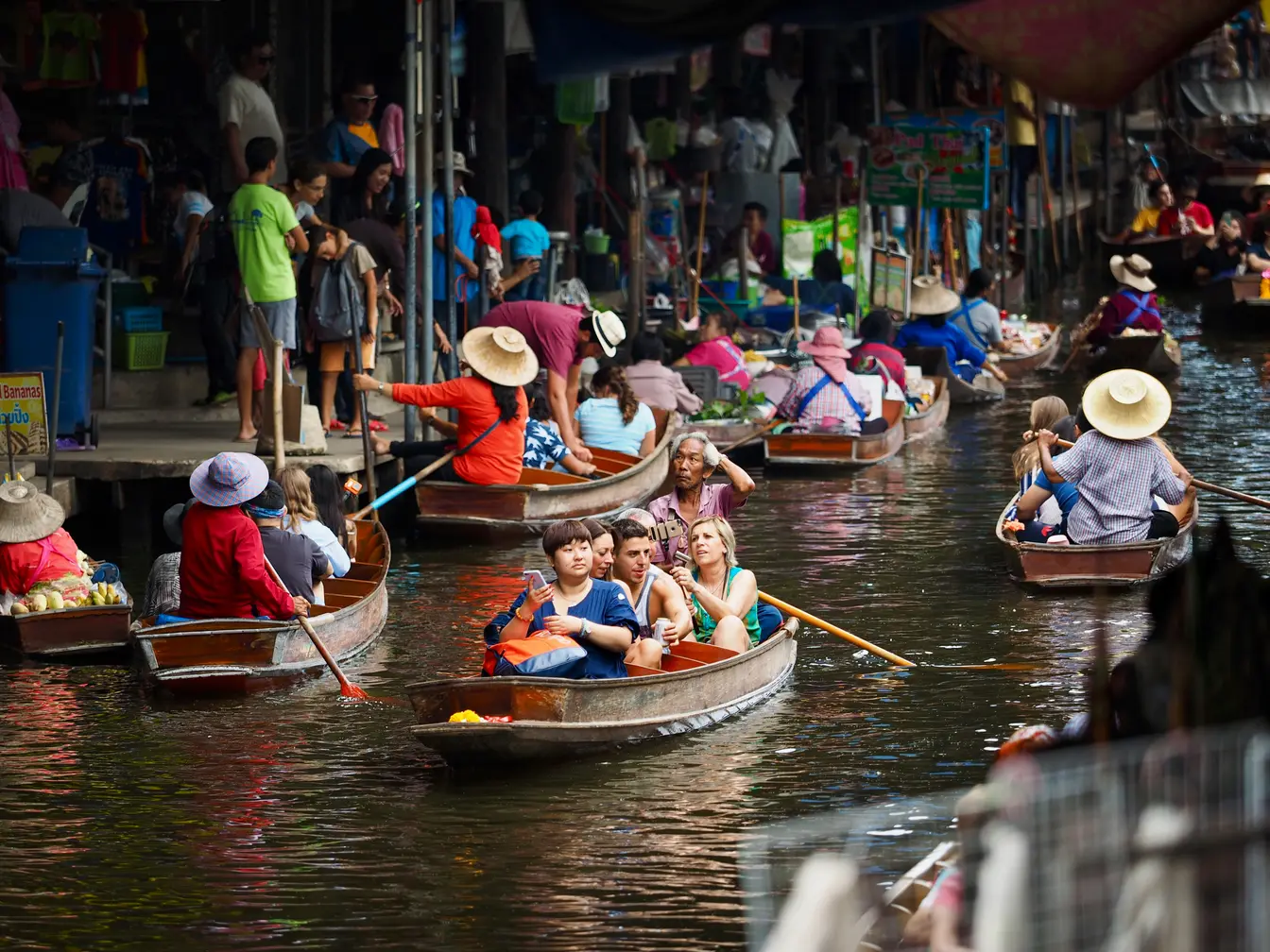 El famoso Mercado Flotante de Damnoen Saduak, donde turistas y vendedores van navegando por un estrecho canal.