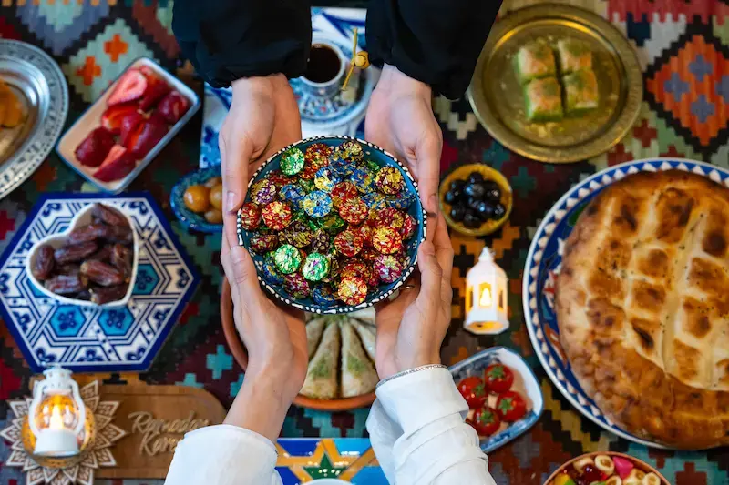 Mesa de iftar con comida turca en Estambul.