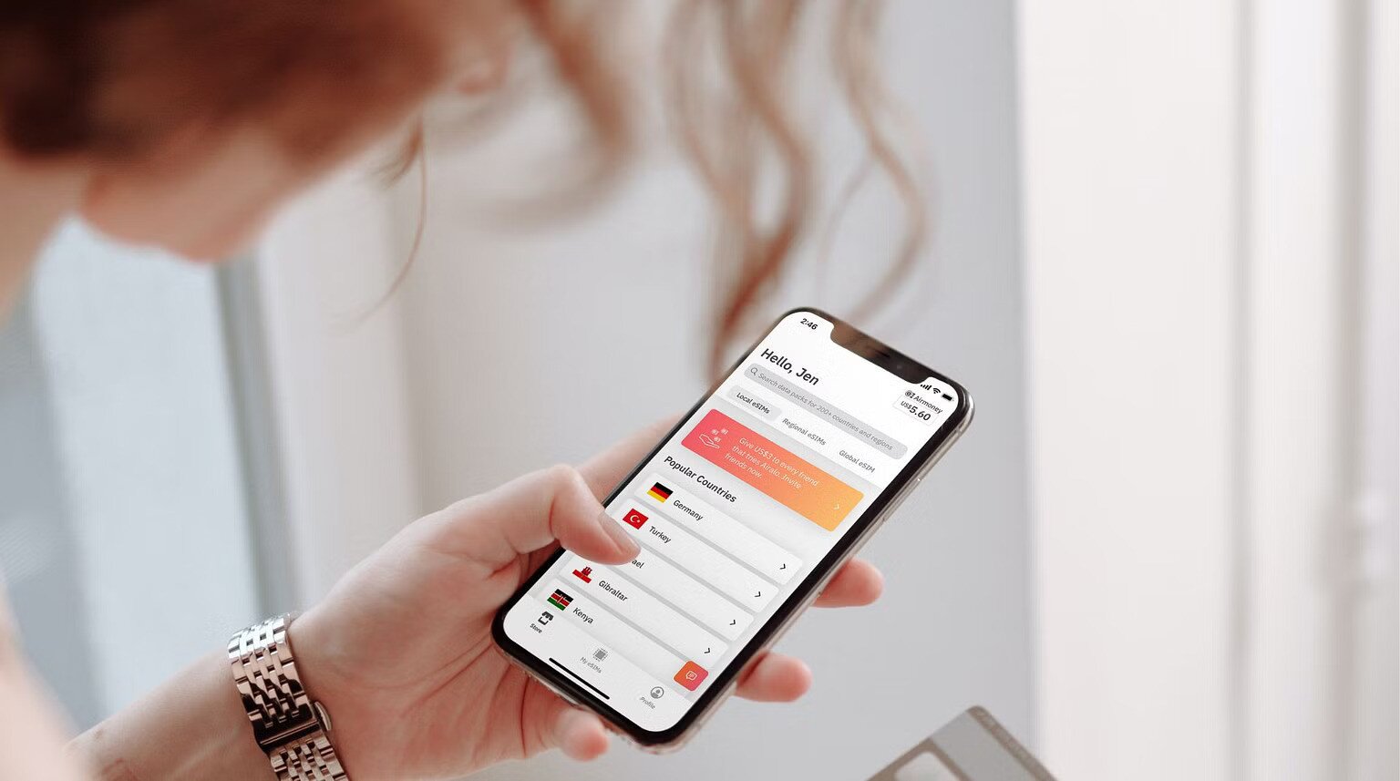 vrouw blader door de Airalo-eSIM-app op haar smartphone