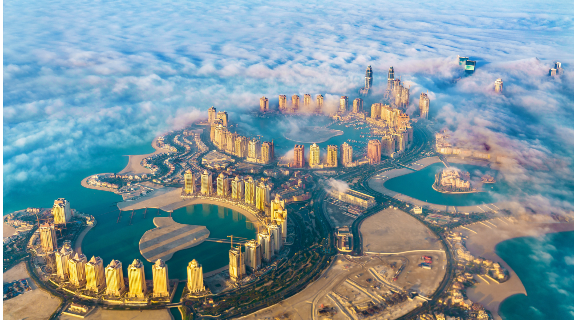 Veduta aerea dell'isola Pearl-Qatar a Doha attraverso la nebbia mattutina - Qatar, Golfo Persico
