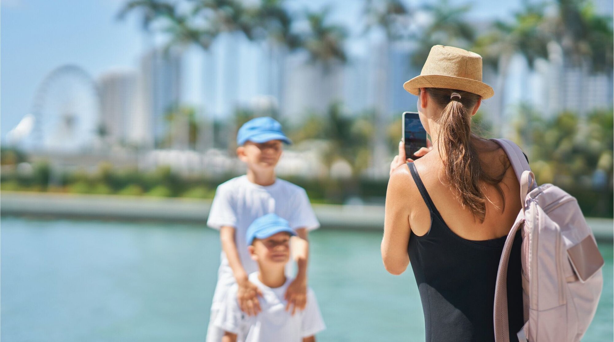 Una familia disfrutando de las vistas del centro de Miami.
