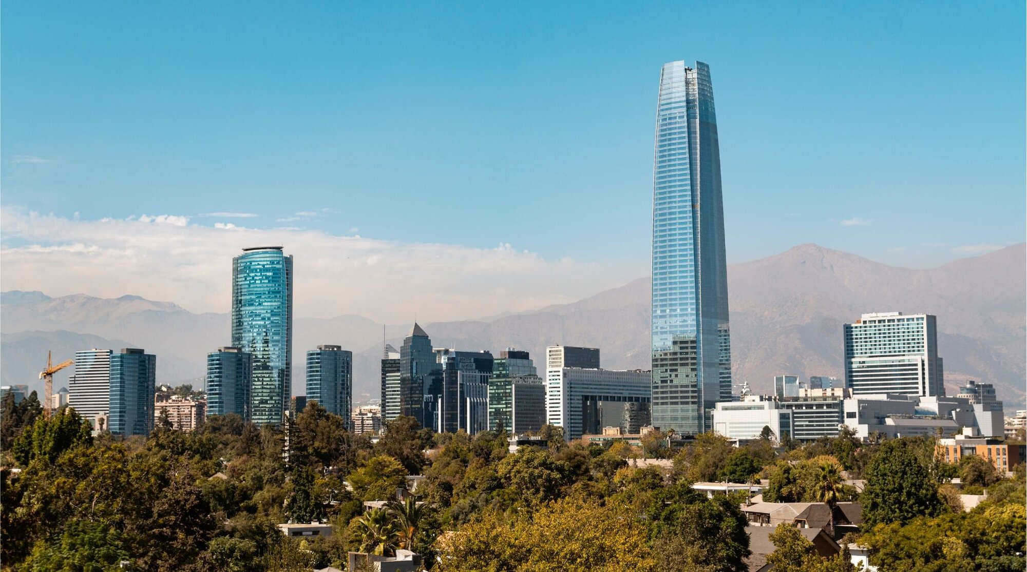 Vista panorâmica da cidade de Santiago, Chile, com montanhas ao fundo.