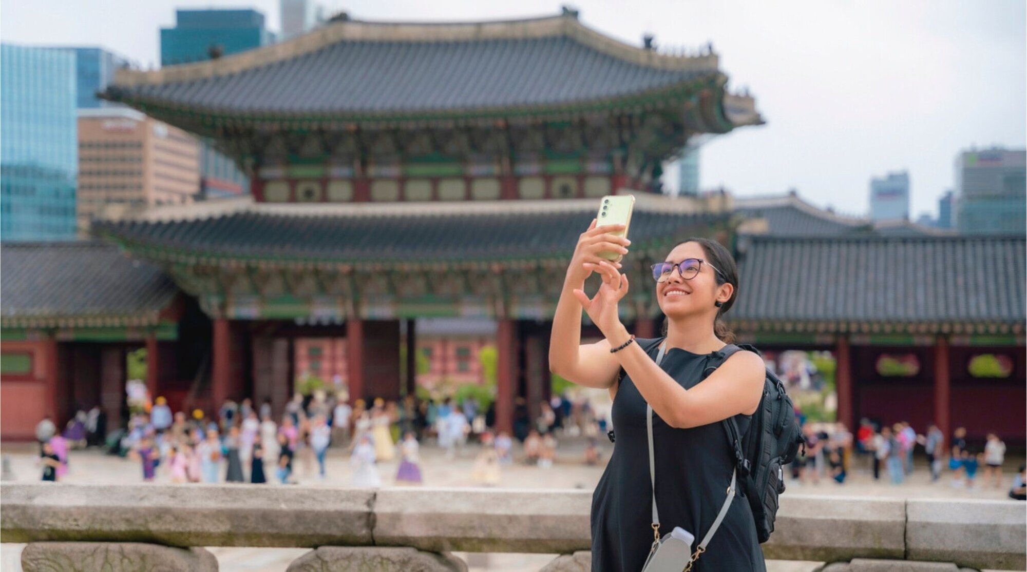 Palácio Gyeongbokgung em Seul, com montanhas ao fundo.