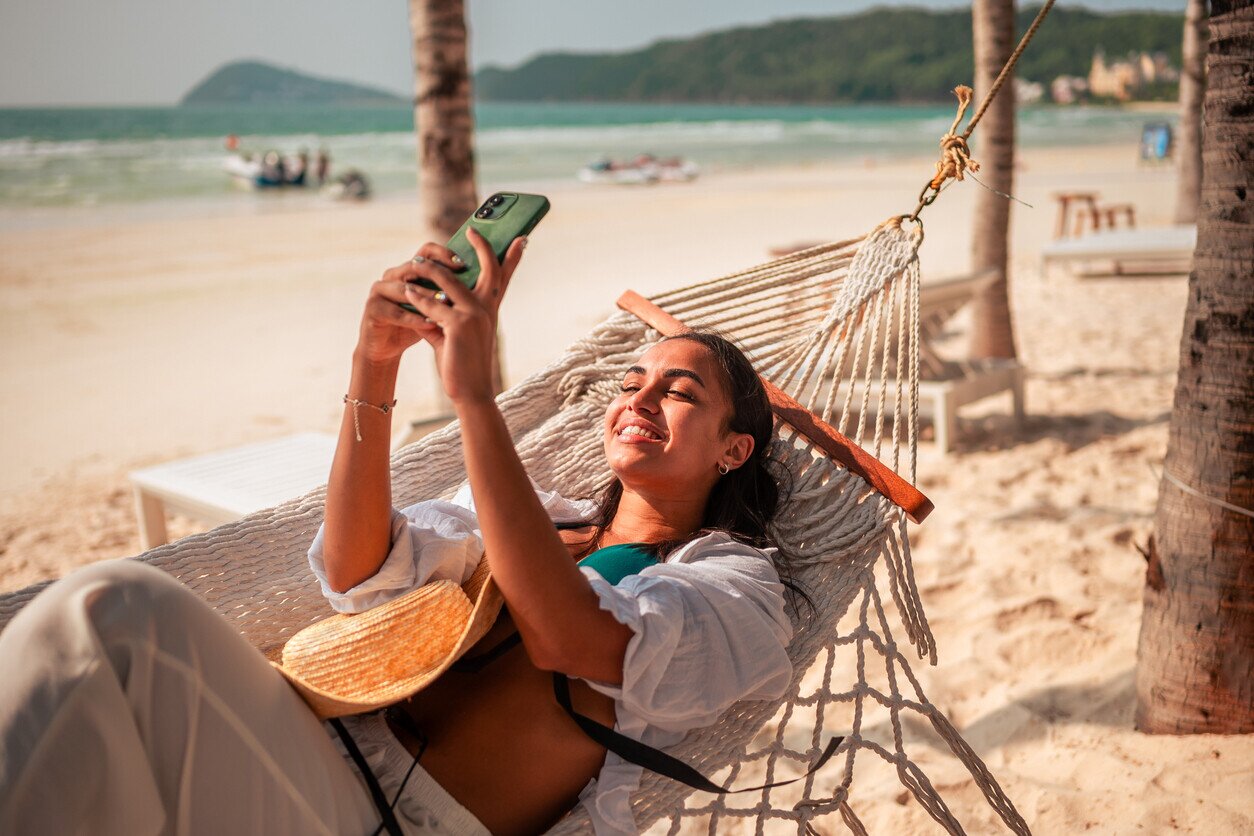 Frau mit weltweiter eSIM