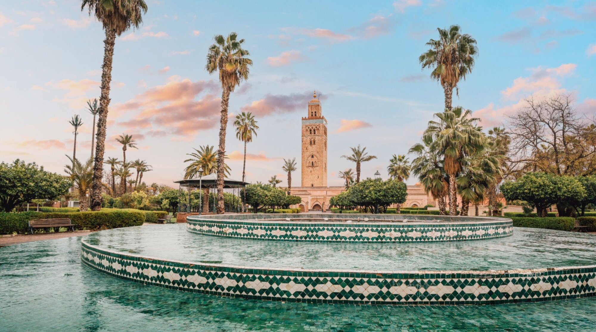 mosquée Koutoubia au-dessus d’une fontaine sereine à Marrakech