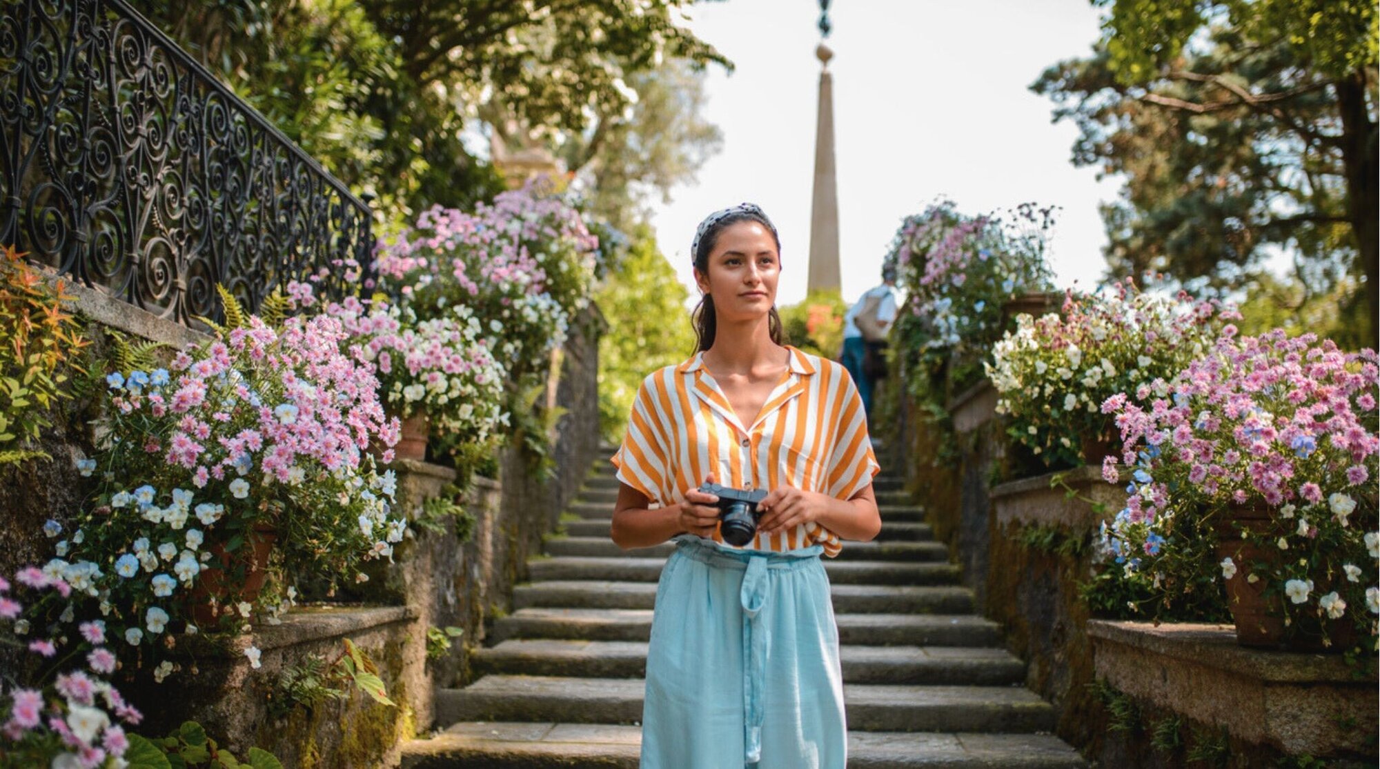 Câmera mirrorless compacta com uma lente intercambiavel.