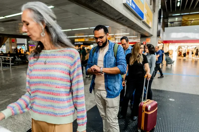 Viajeros en control migratorio con los documentos para entrar a Canadá.