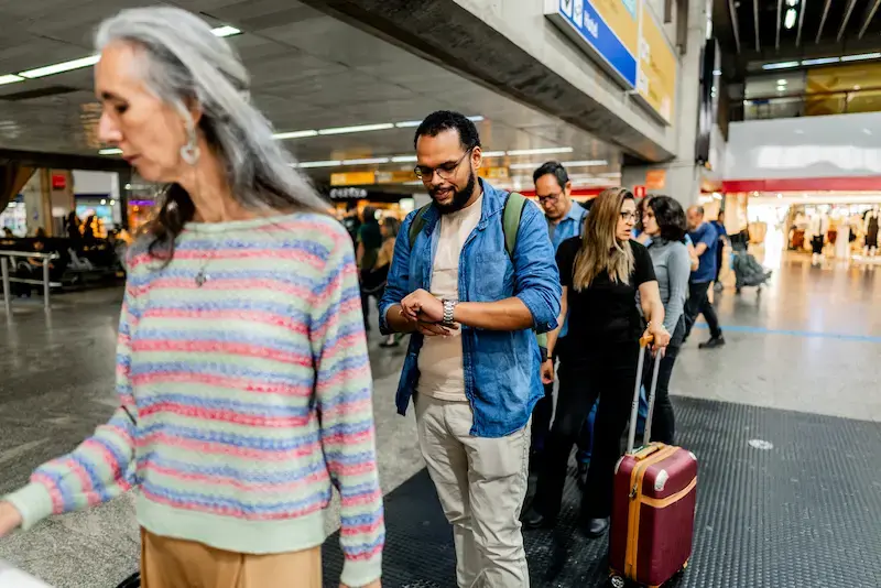 Viajeros en control migratorio con los documentos para entrar a Canadá.